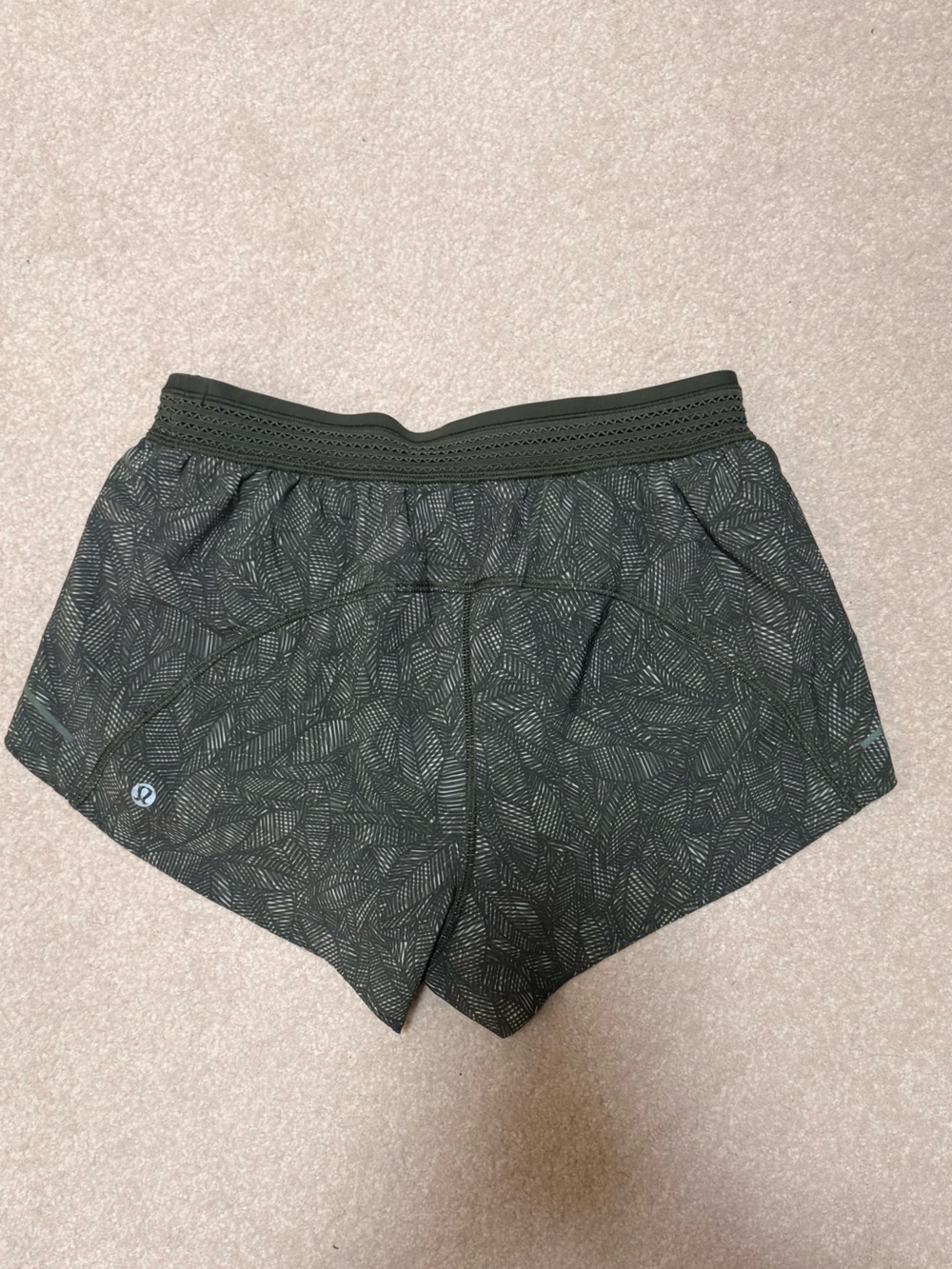 lululemon athletica Women’s Olive Green Patterned Athletic Shorts - Picture 2 of 2